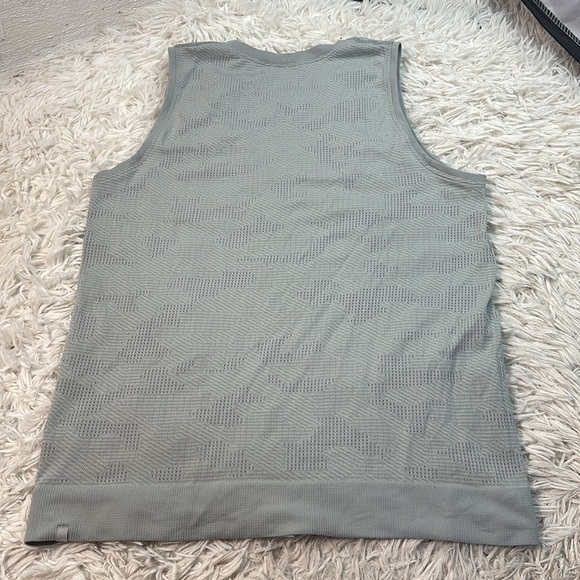 Lululemon Swiftly Breathe Muscle Tank Vented Camo Silver Drop / Vapor - Picture 4 of 5